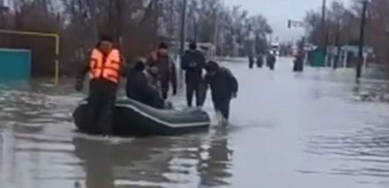 "Мы вынуждены спустить воду". Аким Актобе объявил режим ЧС и эвакуацию населения