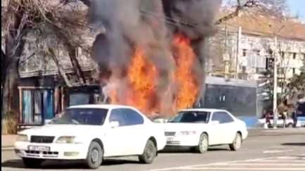В Алматы загорелся троллейбус