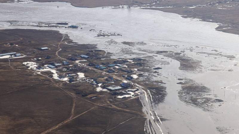 Паводки в Казахстане: Токаев позвонил Шапкенову, Кульсары уходит под воду, в Костанае режим ЧС 