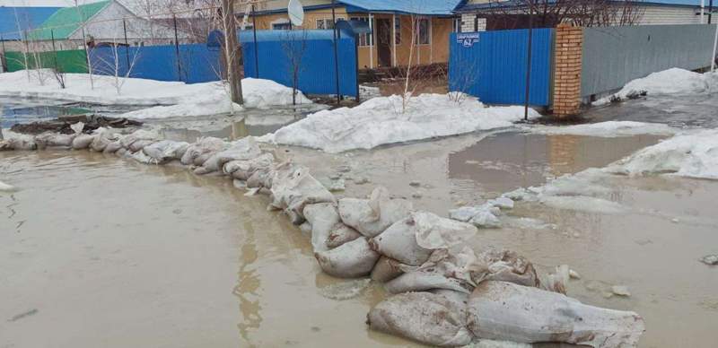 Двое жителей Кульсары выехали к затопленному дому и погбли