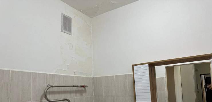Потолок обвалился, пол дырявый: жители Алматы жалуются на качество жилья, полученного по госпрограмме