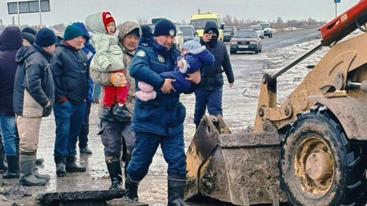 Паводки в Казахстане: как сотрудники органов внутренних дел спасают людей в затопленных регионах. Фоторепортаж