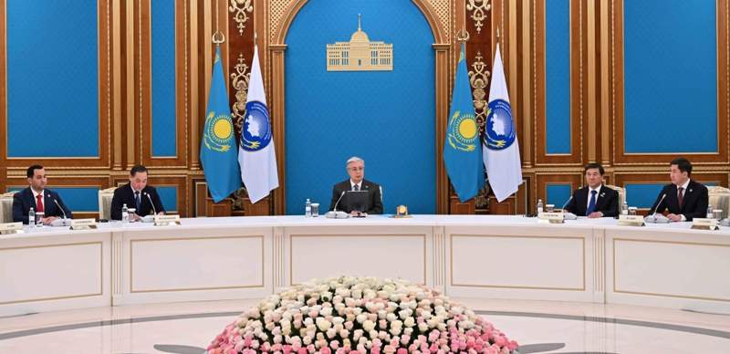 Режим жёсткой экономии госсредств и выплаты пострадавшим от паводков. О чём на заседании АНК говорил Токаев