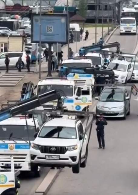 Машины, припаркованные вдоль барахолки в Алматы, начали массово эвакуировать