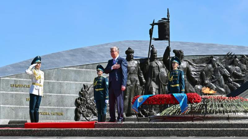 Токаев возложил цветы к монументу "Отан Ана"
