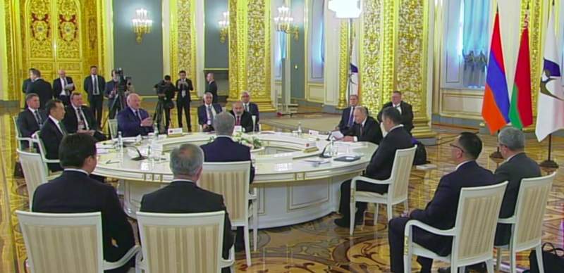 Президент Токаев принимает участие в заседании Высшего евразийского экономического совета