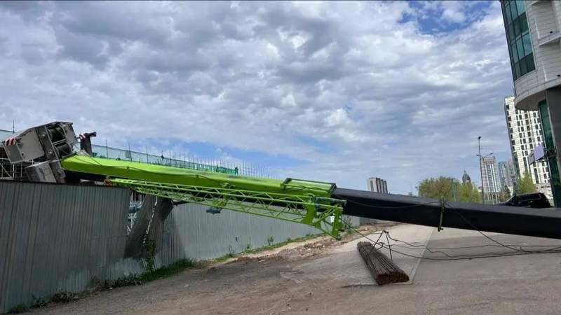 Кран рухнул на стройке LRT в Астане