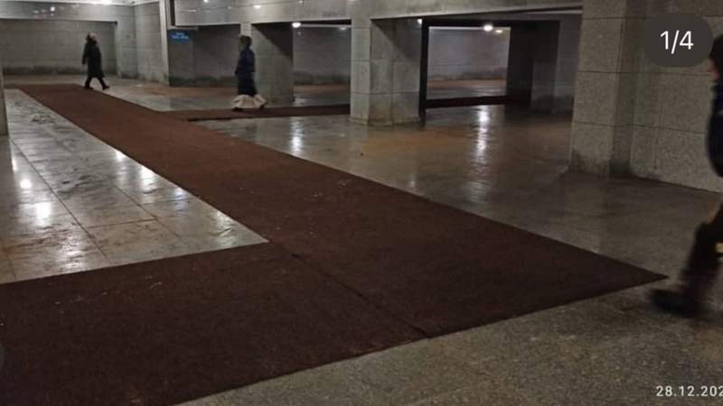 В Астане началась реконструкция подземного перехода под Триумфальной аркой, но скользкую плитку менять не будут