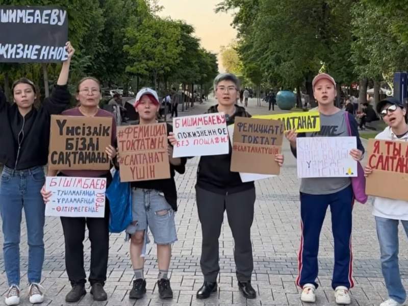 Фемактивистки в Алматы вышли на протест против срока Бишимбаеву и были задержаны