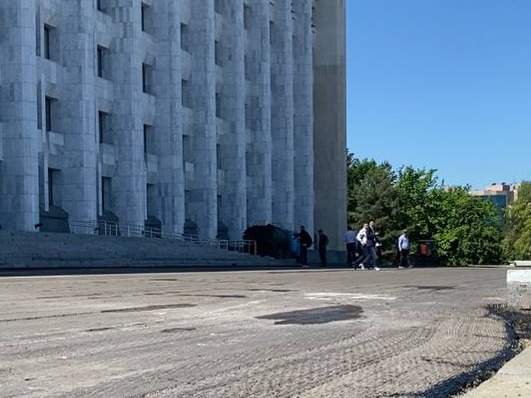 У акимата Алматы меняют хороший асфальт на новый, в то время как город весь в ямах