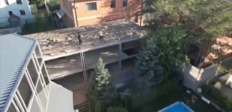 В пригороде Алматы сносят незаконную пристройку