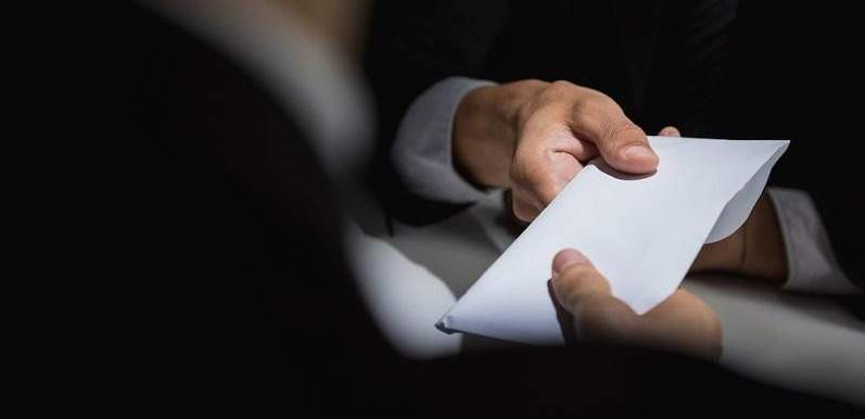 В проекте новой Конституции запретили избирать виновных в коррупции на госслужбу