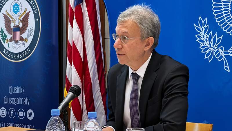 "Ал енді өзіміз отырып шәй ішеиік": посол США поздравил казахстанцев с Международным днём чая