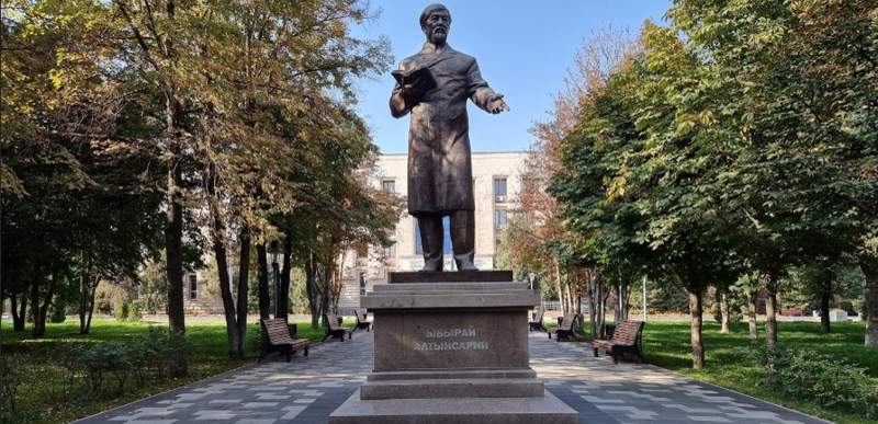 Не та бронза, не та высота: в Алматы судились из-за размера и качества памятника Алтынсарину