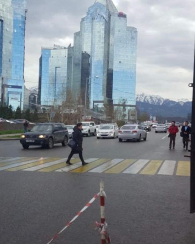 В Алматы на сутки перекроют движение на двух участках дорог из-за ремонта асфальта