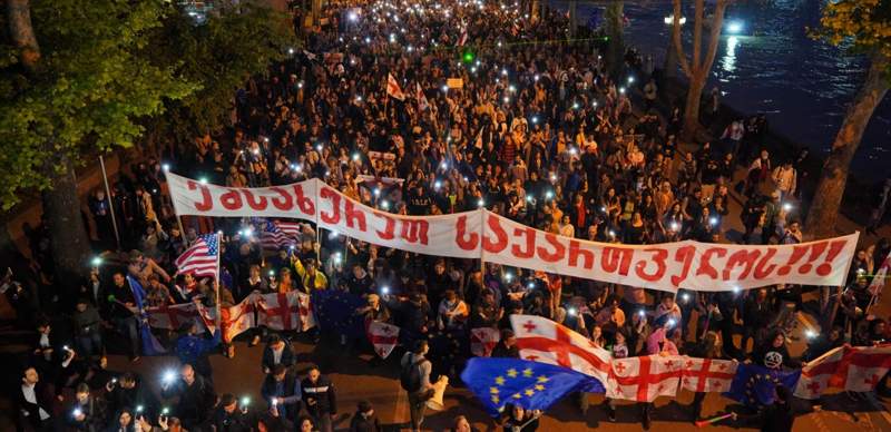 В Тбилиси прошел многотысячный марш против закона об иноагентах