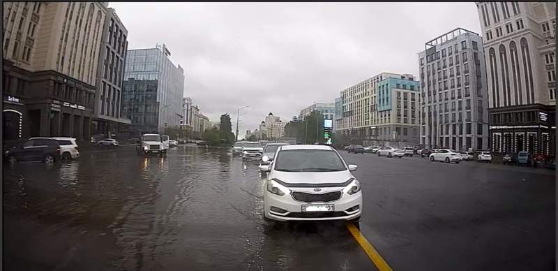 Астана тонет – ливнёвки снова не справляются 