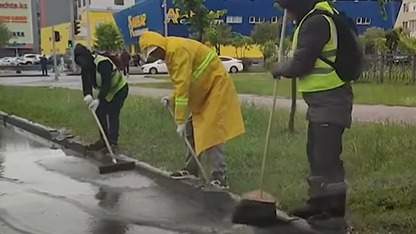 В Астане борются с последствиями потопа мётлами