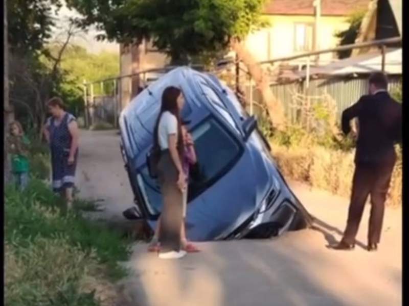 Провалившиеся машины и затопленные дворы: Алматинцы поделились кадрами из Турксибского района