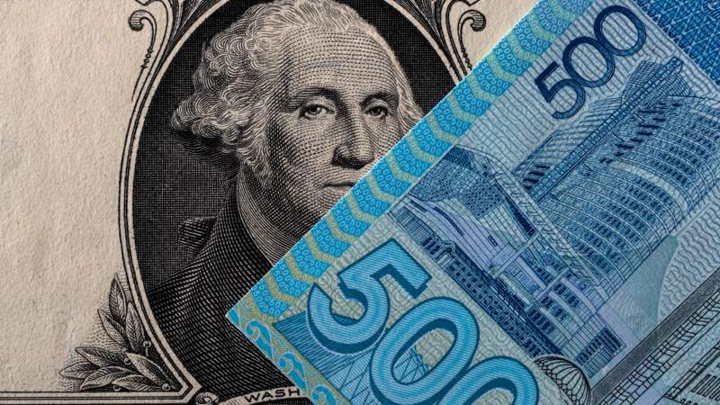 В обменниках Алматы доллар продают по 454 тенге, в Астане – по 457 тенге