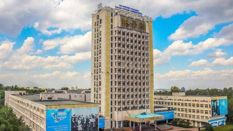 На территории КазНУ у фонтана умер молодой парень