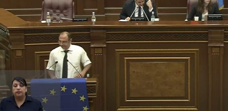 Правящая партия Армении повесила флаг Евросоюза на кафедру в парламенте
