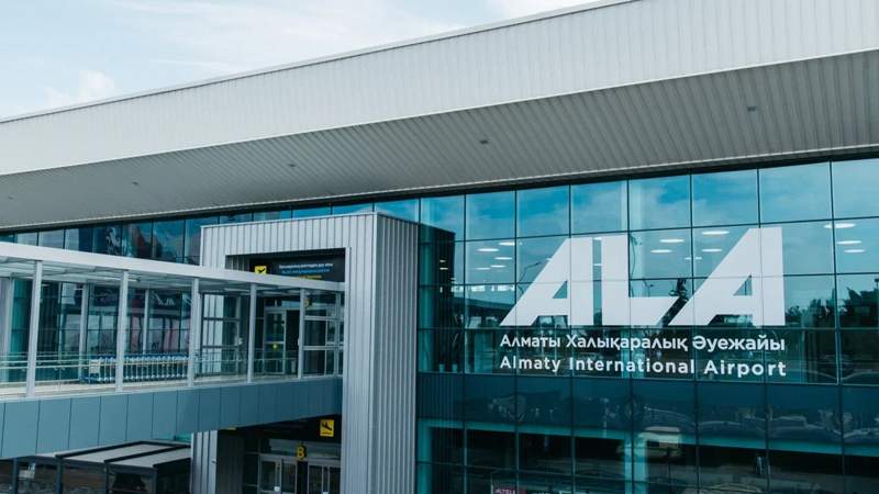 "Если прилетает иностранец, он просто ходит потерянный". Что говорят посетители нового терминала аэропорта Алматы