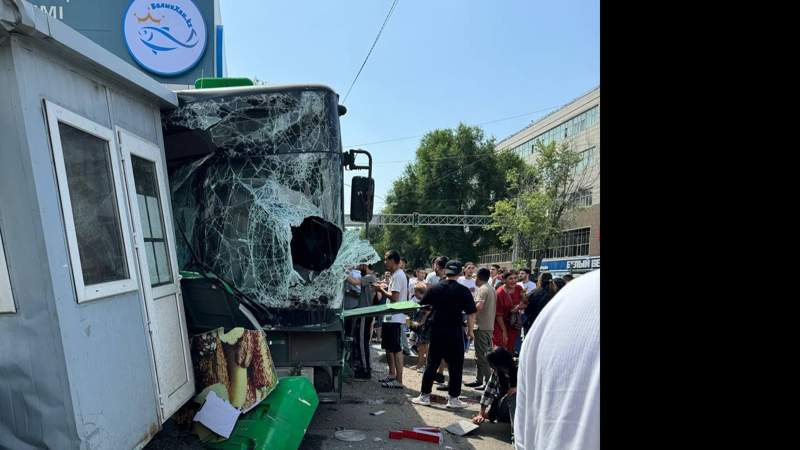 В ДТП с автобусом в Алматы погиб пассажир