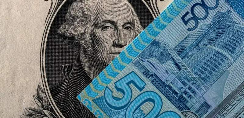 Курс продажи доллара в некоторых банковских обменниках превысил 475 тенге