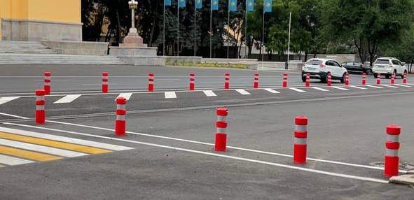 Акимат Алматы ужесточает условия для митингующих? Новые болларды в сквере Уалиханова