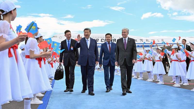 Кортеж Си Цзиньпиня в Астане сопровождал вертолёт
