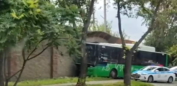 Грузовик врезался в автобус в Алматы
