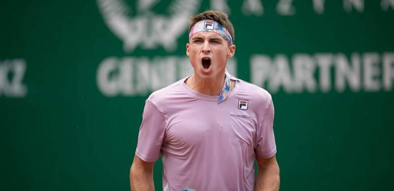Фееричный камбэк: теннисист Скатов пробился в четвертьфинал турнира в Швеции
