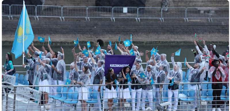 Флаг Казахстана пронесли на церемонии открытия Олимпийских игр-2024