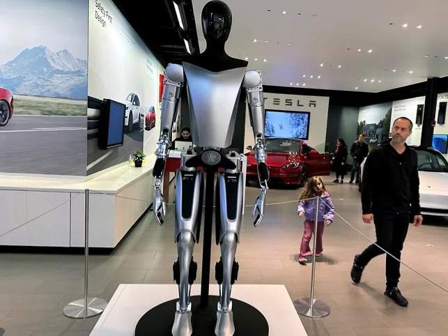 Заводы Tesla уже  2025 году будут обслуживать человекоподобные роботы