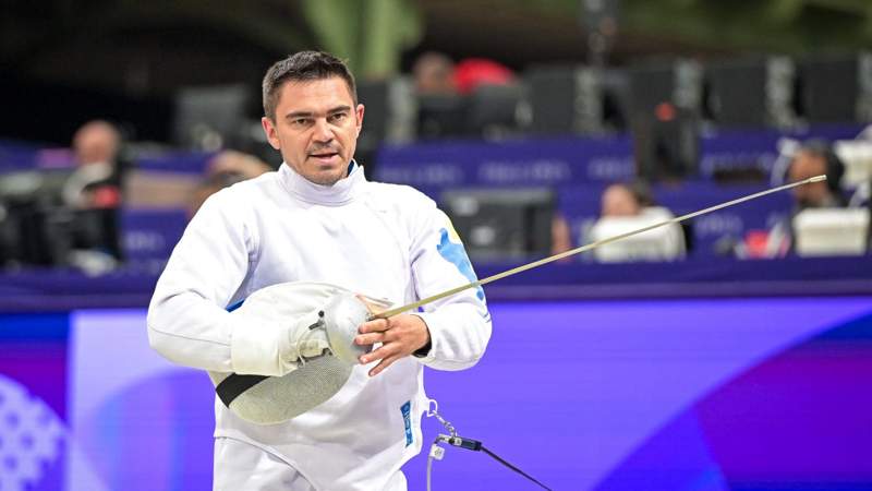 Фехтовальщик Руслан Курбанов победил олимпийского чемпиона и вышел в четвертьфинал ОИ-2024