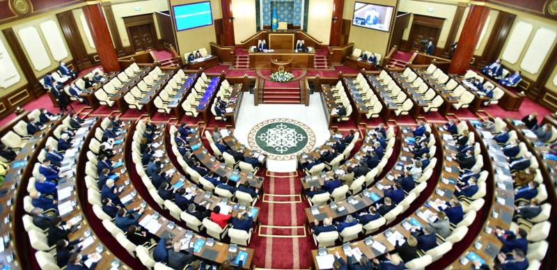 Заитов, Куспан, Бапи: кто проголосовал за принятие петиции против пропаганды ЛГБТ, игнорируя международные нормы