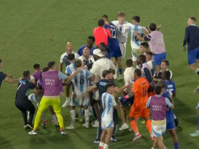 Футболисты Франции и Аргентины устроили драку на Олимпиаде-2024