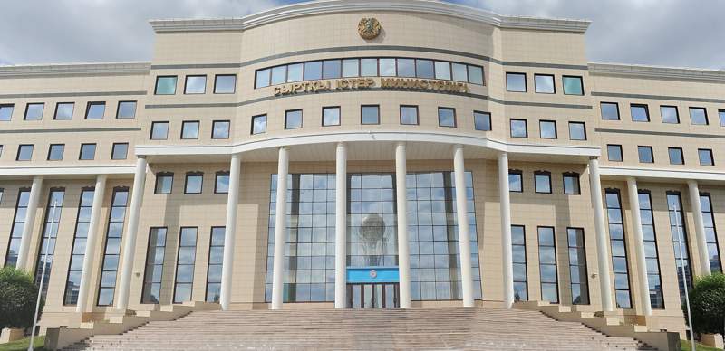 Посольство Казахстана в Великобритании призывает граждан избегать городов из-за антиисламских протестов