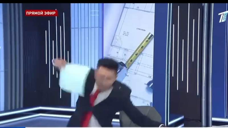 Телеведущий Первого канала Евразия упал во время прямого эфира