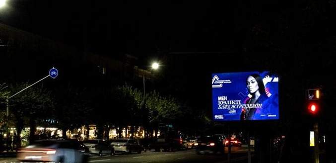 Кайли Миноуг и Наоми Кэмпбелл призвали казахстанцев водить авто аккуратнее