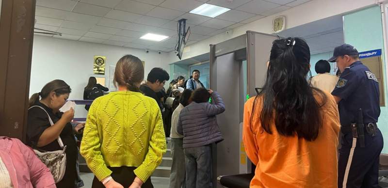 На сессию маслихата Астаны с участием акима Жениса Касымбека не пустили журналиста BES.media 