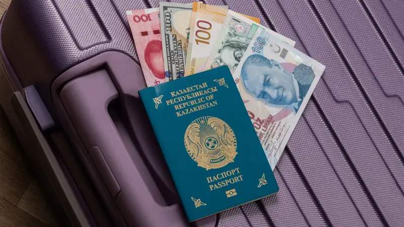 Пассажирку FlyArystan оштрафовали за разбитый в аэропорту монитор. Женщина опоздала на рейс из-за "сбоя системы"