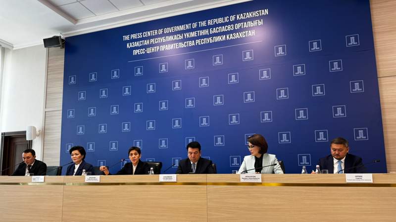 Запрет на вход со смартфоном в столовую: журналистам показали скандальный документ о правилах посещения правительства