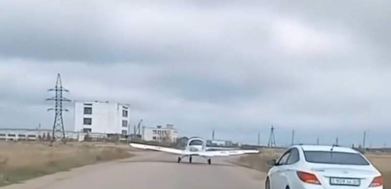 Самолёт экстренно приземлился на дорогу в Акмолинской области 