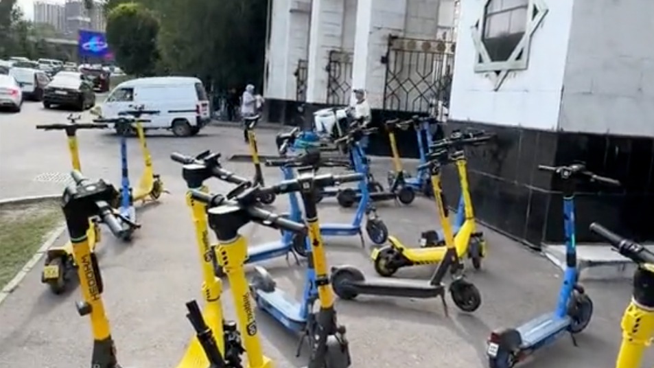 Житель Алматы возмутился стихийной парковкой самокатов у мечети