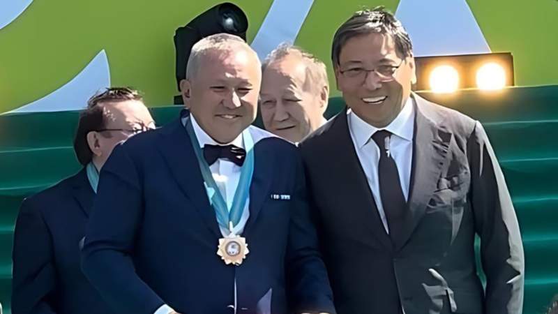 Аким Алматы присвоил звание почётного гражданина главе Astana Group Нурлану Смагулову