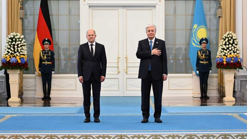 Президент Токаев встретил канцлера Германии в Акорде