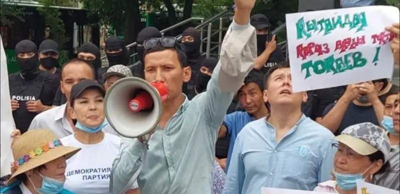 "Закон здесь однозначный": проводить публичные опросы на тему референдума казахстанцам запрещено 