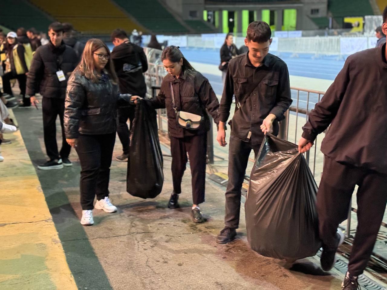Алматинцы и гости города убрали за собой мусор после праздничного концерта в честь Дня города